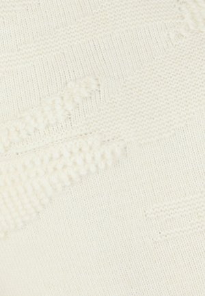 Tela de punto de crema clara con patrones en relieve texturizados y rayas horizontales. Textura suave con un patrón de puntada uniforme.