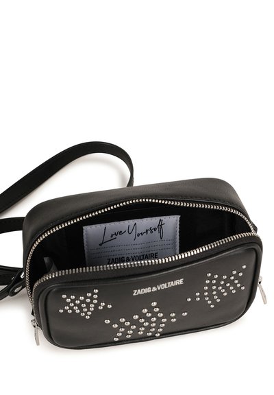 Borsa a tracolla nera in pelle con borchie argentate e marchio. Caratterizzata da una chiusura con zip e un'etichetta interna. Texture liscia, forma rettangolare.
