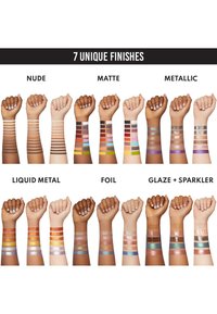 Campioni di sette finiture su diverse tonalità di pelle, tra cui nudo, opaco, metallico, metallo liquido, foglia, smalto e scintillante, in vari colori.