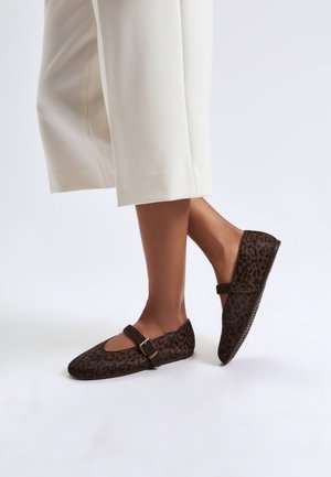 Leopard-print flats made of soft material, featuring a strap with a buckle, pointed toe, and a flexible sole. Brown and black color palette.