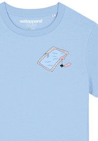 T-shirt en coton bleu clair avec un graphique d'une piscine avec des vagues, un float rose et une chaise longue, entourés de noir.