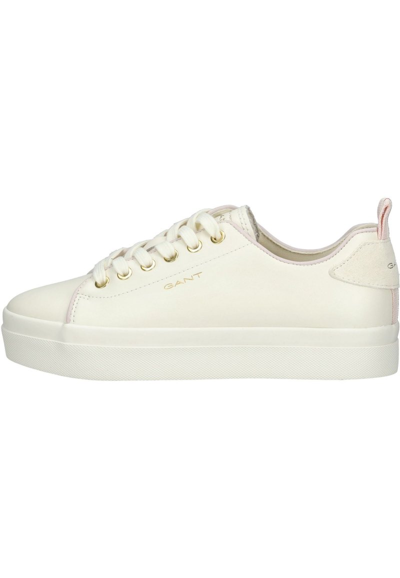 Sneaker in pelle bianca con punta rotonda, occhiali dorati e un accento in suede rosa chiaro sul tallone. Suola in gomma con superficie testurizzata.