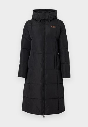 Cappotto lungo imbottito nero con chiusura a zip, cappuccio, maniche ampie e tasche laterali, con logo EA7 ricamato sul petto.
