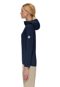 Marineblaues Kapuzensweatshirt mit langem Arm und figurbetontem Design. Verfügt über ein Logo auf dem Ärmel und einen glatten, dehnbaren Stoff. Die Seitenansicht zeigt die Armlänge.