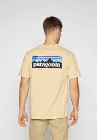 Patagonia LOGO - Tricou cu imprimeu - beeswax tan