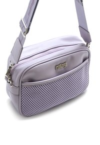 Hellblaues Umhängetasche aus glattem Material mit einem Netzfach, ausgestattet mit einem Reißverschluss und einem verstellbaren Tragegurt mit Logo-Detail.