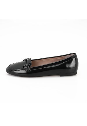 Mocassins en cuir verni noir avec une semelle plate, présentant un bout cousu et un accent de boucle décoratif à l'avant. Texture lisse.