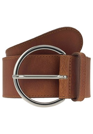 Ceinture en cuir marron avec grande boucle circulaire argentée et coutures visibles, roulée sur fond blanc.