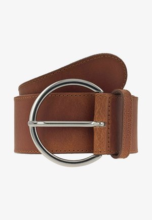 Ceinture en cuir marron avec grande boucle circulaire argentée et coutures visibles, roulée sur fond blanc.