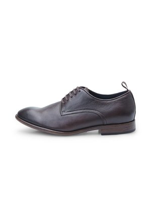 Chaussure de ville en cuir brun avec un bout arrondi, quatre œillets pour les lacets, des accents de couture subtils et un petit talon en bois. Texture lisse.