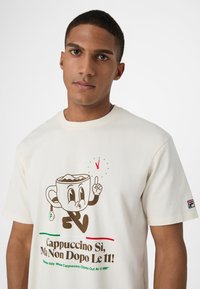 Fila APPAREL NAVIGLI CAFFÉ GRAPHIC - Camiseta estampada - egret