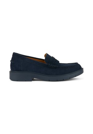 Mocassins en suede bleu marine avec un empeigne texturée, des détails cousus et une semelle en caoutchouc contrastante. Design à enfiler sans accessoires visibles.