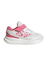 Baskets blanches pour enfant avec détails roses, bandes imprimé léopard, bride velcro rose et semelle rembourrée conçue pour un usage sportif.