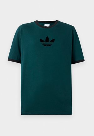 Grøn kortærmet t-shirt med en sort ribbestrikket krave, prydet med et sort trykt logo på brystet og en afslappet pasform. Glat bomuldsstof.