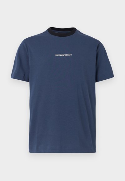 Σκούρο μπλε κοντομάνικο T-shirt με μαύρο στρογγυλό λαιμό και μικρό λευκό λογότυπο Emporio Armani στο κέντρο του στήθους.