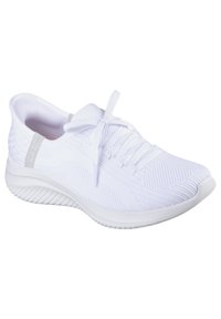 Weiße Sportschuhe mit einem Obermaterial aus Mesh, strukturiertem Design, tonalen Schnürsenkeln und einer gepolsterten weißen Sohle. Verfügt über ein Logo an der Seite.