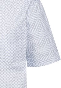 Camicia a maniche corte con un motivo floreale azzurro su sfondo bianco, caratterizzata da una superficie liscia e una vestibilità rilassata.