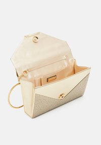 Borsa a mano rettangolare con una combinazione di tessuto liscio oro e tessuto beige testurizzato. Presenta una chiusura a scatto dorata e tasche interne.