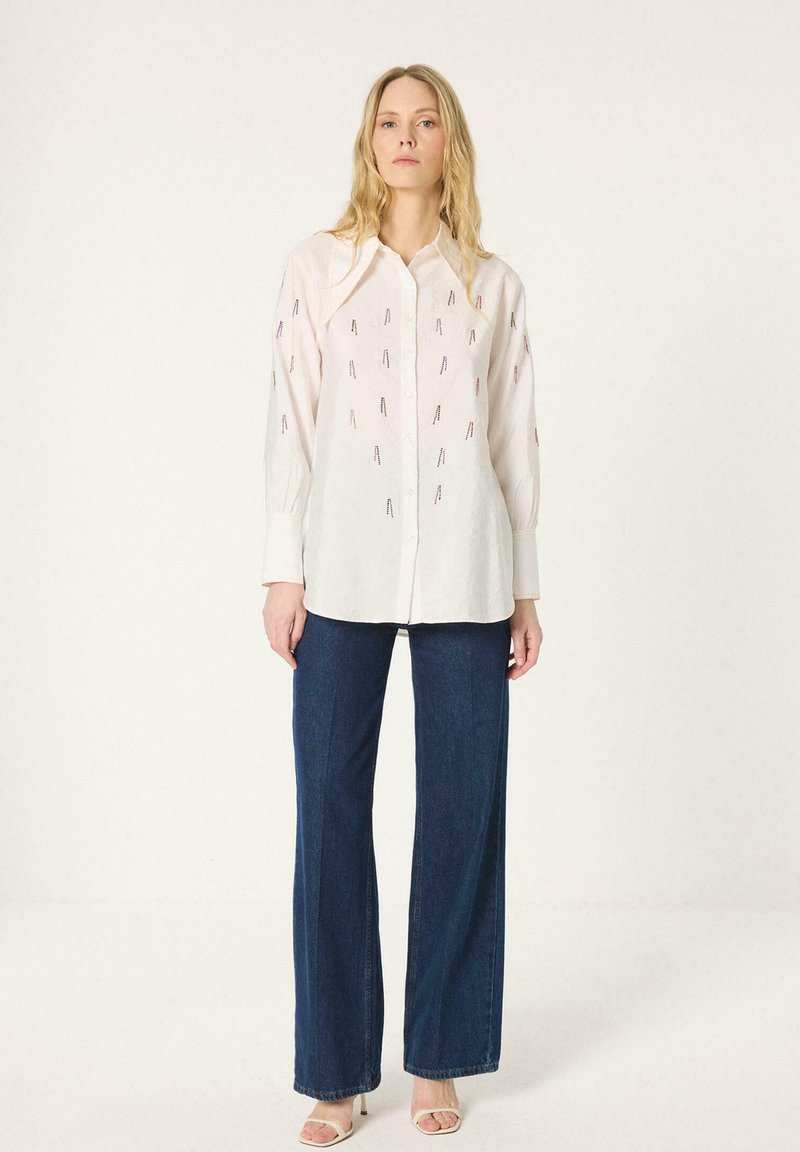 Touché Privé ASYMMETRICAL COLLAR EMBELLISHED CUPRA SHIRT - Cămașă - ecru/alb natural - Zalando.ro