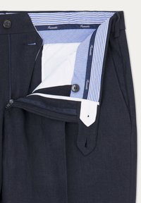 Pantaloni blu navy con una texture liscia, chiusura con zip e fronte piatto. All'interno presentano una fodera in tessuto a righe e un singolo bottone.