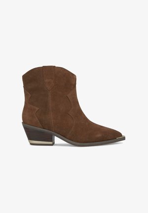 Bottine en suède marron avec un bout pointu, un bord supérieur festonné et un petit talon empilé avec un accent métallique.