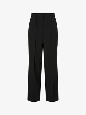 Svarte bukser med rett snitt, med linning, brettet front og myk tekstur. Ingen fremtredende mønstre eller metallbeslag synlige.