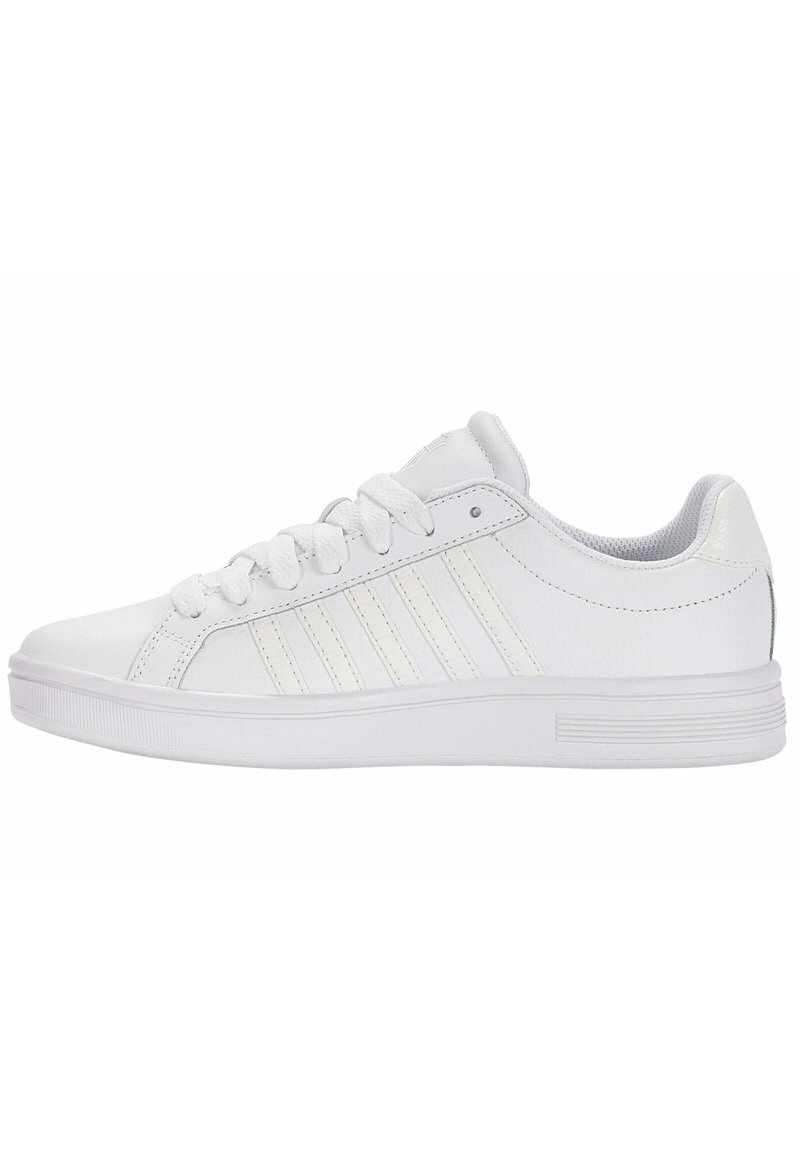 Baskets blanches avec une tige synthétique lisse, comportant trois bandes en relief, des lacets plats et une semelle en caoutchouc texturé.