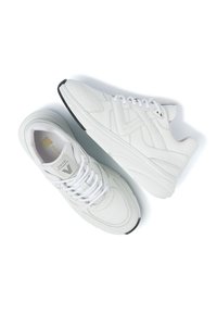 Weiße Sportschuhe mit Obermaterial aus Leder und Mesh, runder Zehenbereich, gepolstertem Kragen, Schnürverschluss, gepolsterter Sohle und schwarzen Akzenten auf der Außensohle.