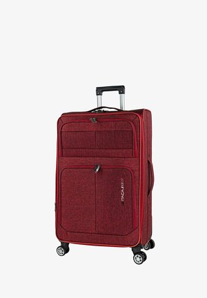 Maleta de tela roja con asa telescópica, cuatro ruedas y dos compartimentos con cremallera. Presenta costuras de contraste y un logotipo.