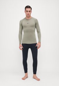 Nike Performance PRO - Undershirt - khaki/black