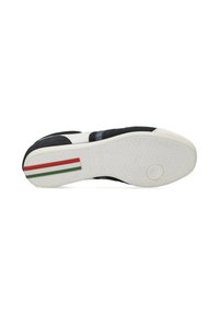 Sneaker con una toma superiore in suede nero e dettagli in pelle, caratterizzata da una suola in gomma bianca con un dettaglio a righe verdi e rosse sul tallone.