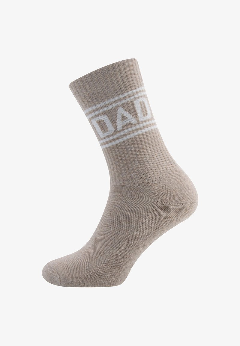 Chaussette beige avec texture côtelée, ornée du texte "DAD" en blanc et de rayures près du haut. Bout arrondi et talon renforcé pour plus de durabilité.