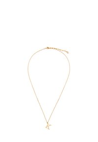 Złocony naszyjnik łańcuszkowy z minimalistycznym wisiorkiem w kształcie litery "K". Wykonany w delikatnym stylu z cienkiego łańcucha o fakturowanych ogniwach.