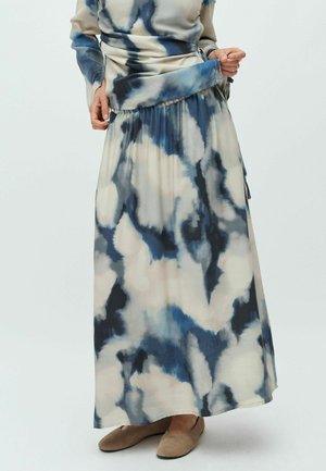 Robe longue et fluide en tissu léger avec un motif abstrait bleu et beige. Elle possède des manches longues et une ceinture ajustée.