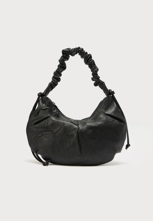 Borsa in pelle nera dalla forma morbida e raccolta, manico arricciato e texture sottile. Presenta dettagli con coulisse ai lati.