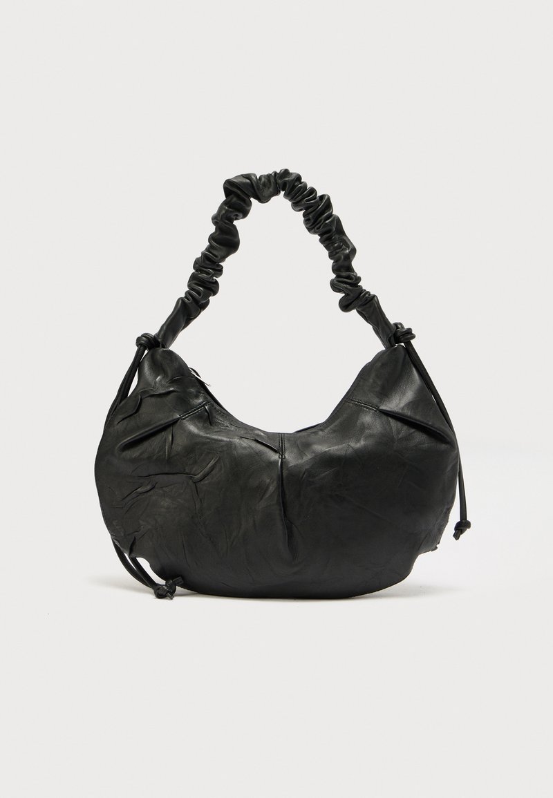 Geantă de mână din piele neagră, cu formă lejeră, mâner adunat și textură subtilă. Are accente cu șnururi pe laterale.