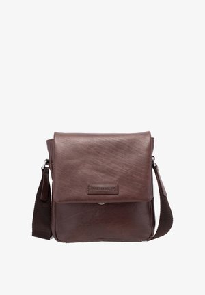 Borsa da messaggero in pelle marrone con chiusura a patta, superficie testurizzata, tracolla regolabile e patch con logo sul davanti.