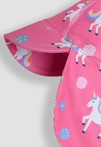 Cappello da sole rosa con pattern di unicorni e stelle marine, caratterizzato da una larga falda e una texture morbida. Il design include vivaci accenti floreali.