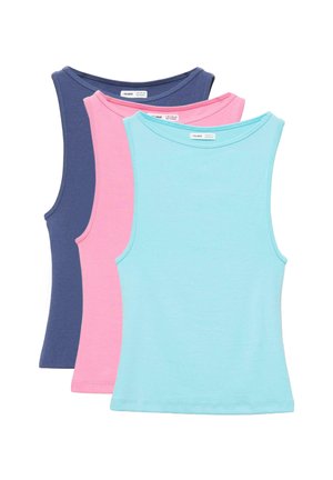 Drei ärmellose Baumwoll-Tanktops in Blau, Pink und Hellblau, gestapelt und auf weißem Hintergrund präsentiert.