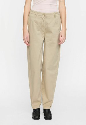 Beige, weit geschnittene Hose aus Baumwollmischgewebe, mit einem klassischen Bund, Fronttaschen und minimalen Nähdetails.