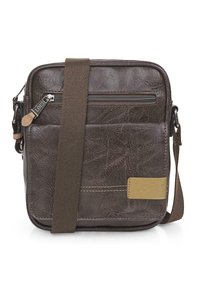 Bolso de hombro sintético marrón con un acabado texturizado, que presenta un bolsillo con cremallera frontal, correa ajustable y acento de logo. Diseño en forma cuadrada.