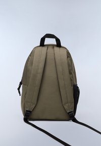 Olivgrüner Rucksack mit gepolsterten Trägern, gesticktem Design und einem Netz-Seitentasche. Mit einem oberen Griff für einfaches Tragen.