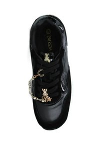 Sneaker in pelle verniciata nera con dettagli in suede, punta tonda, lacci neri e un ciondolo decorativo dorato con brillanti. Taglia 37.