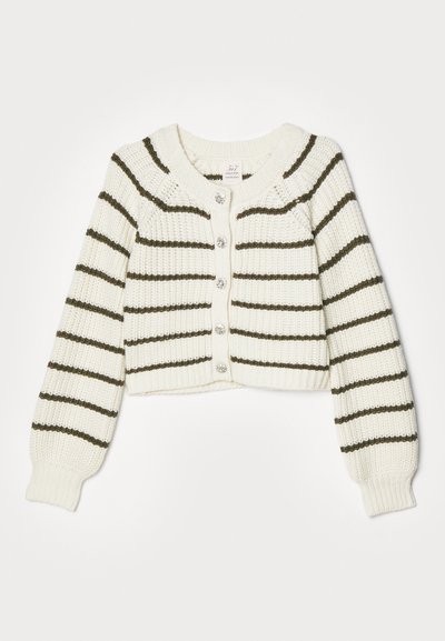 Cárdigan crema con rayas verde oscuro, textura de punto, diseño corto, escote redondo y cierre de cinco botones en la parte delantera.