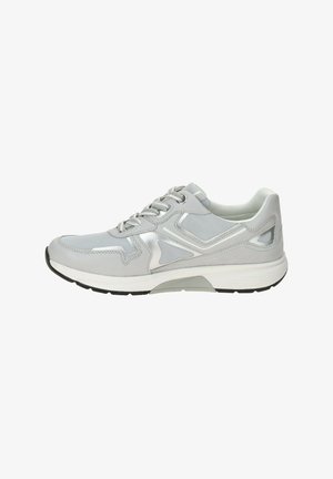 Lichtgrijze sport sneaker met een mesh bovenwerk, synthetische accenten, ronde neus en vetersluiting met een contrasterende zwarte loopzool.