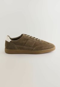 Braune Wildleder-Sneaker mit glatter Textur, ausgestattet mit einem weißen Akzent an der Ferse und einer Gummisohle. Schnürdesign mit einem flachen Silhouettenprofil.