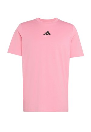 Schlichtes rosa T-Shirt mit kurzen Ärmeln, schwarzem Adidas-Logo und dem Schriftzug „football“ mittig auf der Brust.