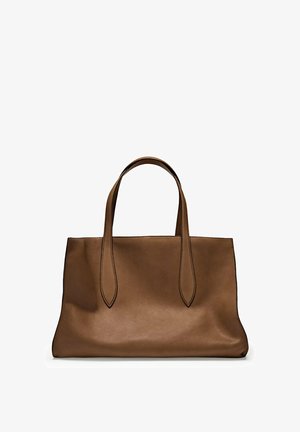 Borsa a mano in pelle marrone con due manici allungati, texture liscia, forma rettangolare e design minimalista. I bordi sono finemente cuciti.