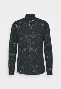 Zwarte blouse met lange mouwen, knopen, een wit en grijs marmerpatroon, een puntige kraag en met knoopmanchetten, tentoongesteld op een effen achtergrond.