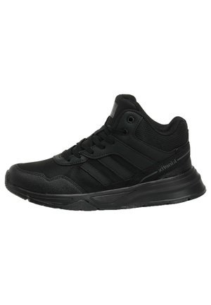 Baskets montantes noires avec fermeture à lacets à l'avant, tige en mesh et synthétique, semelle texturée et détail de marque sur le côté du talon.